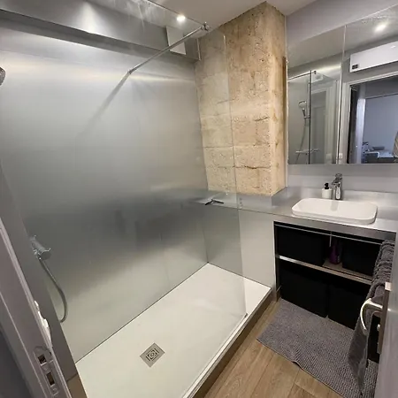 New - Charming - Historic Heart Daire